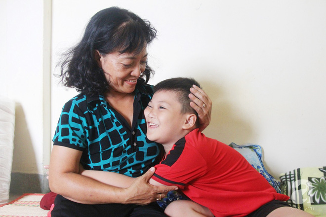 Vượt 1.000km từ Sài Gòn ra Huế để gặp lại con trai 8 tuổi mất tích, người mẹ vỡ òa hạnh phúc khi thấy con được bình an 8
