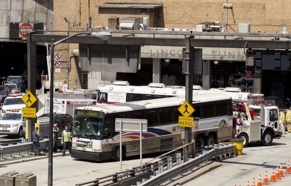 Mỹ: Va chạm xe buýt tại hầm New York, 32 người bị thương - Ảnh 1.