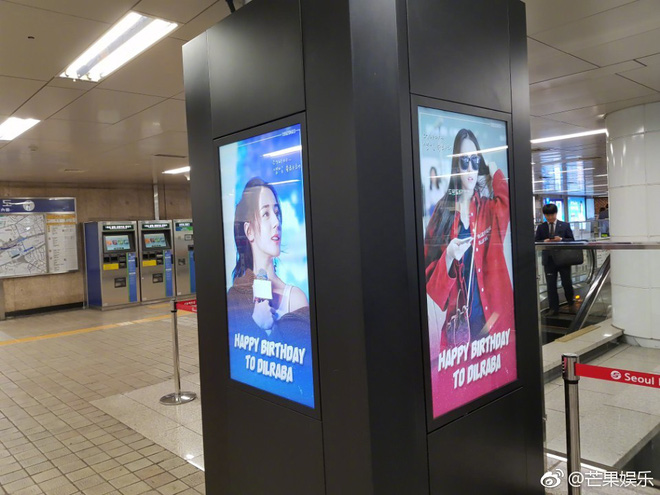 Hình ảnh Địch Lệ Nhiệt Ba tràn lan khắp ga tàu điện của Hàn Quốc: Chuyện gì đang xảy ra? - Ảnh 2.