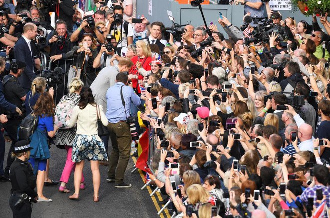 Không khí trước giờ G đám cưới hoàng gia Anh: Người dân 'xếp chỗ' từ sớm mong diện kiến Hoàng tử Harry và tân nương 15