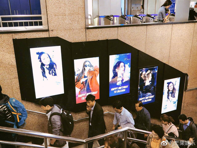 Hình ảnh Địch Lệ Nhiệt Ba tràn lan khắp ga tàu điện của Hàn Quốc: Chuyện gì đang xảy ra? 3
