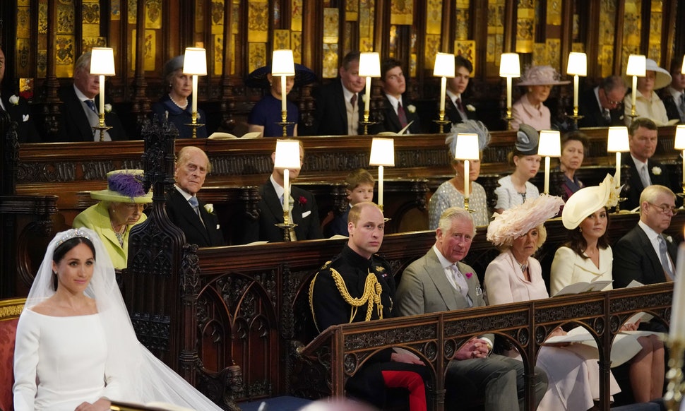 Hoàng tử William ngồi cạnh một chiếc ghế trống trong suốt lễ cưới của em trai, cư dân mạng nhanh chóng tìm hiểu lý do - Ảnh 1.