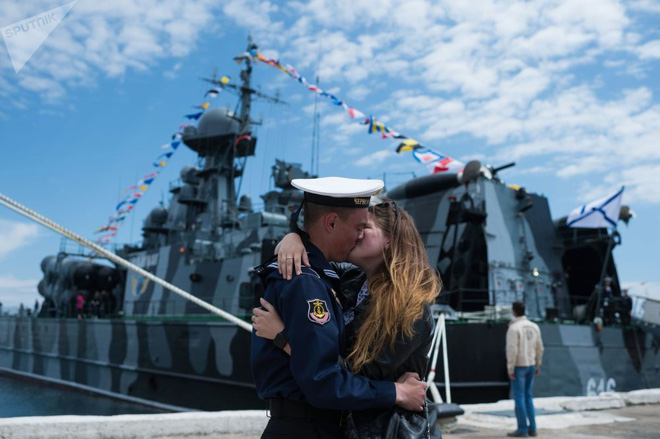 7 ngày qua ảnh: Thủy thủ Nga hôn bạn gái thắm thiết trên bến cảng - Ảnh 2.