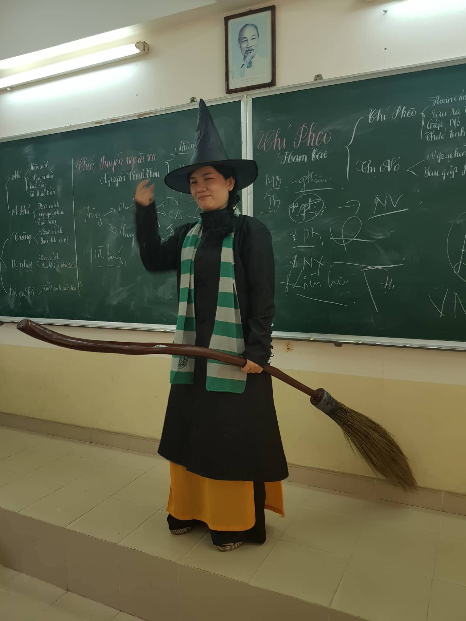 Chuyện cảm động về cô giáo hóa trang thành phù thủy để học sinh có cảm hứng ôn thi đại học môn Văn - Ảnh 2.