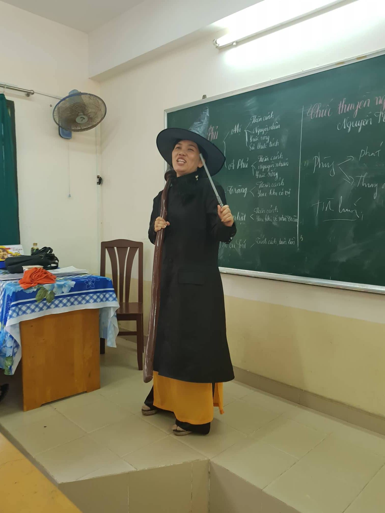 Chuyện cảm động về cô giáo hóa trang thành phù thủy để học sinh có cảm hứng ôn thi đại học môn Văn - Ảnh 3.