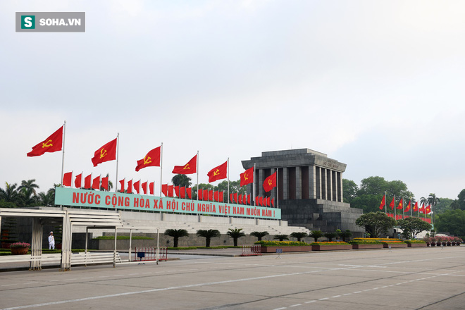 Đại biểu Quốc hội viếng Chủ tịch Hồ Chí Minh 1