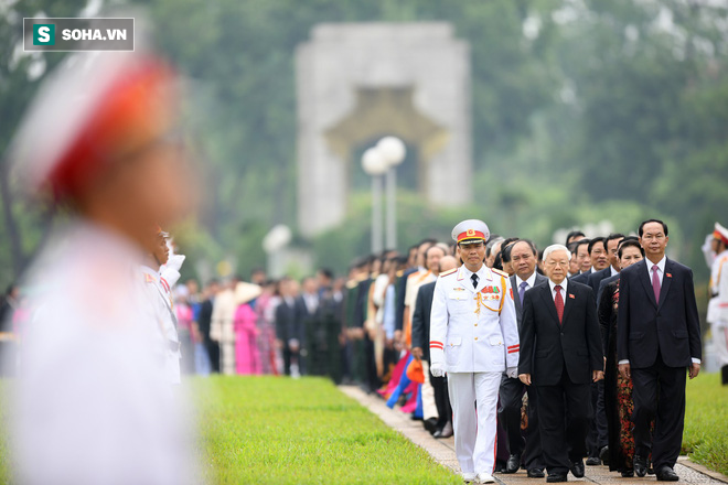 Đại biểu Quốc hội viếng Chủ tịch Hồ Chí Minh - Ảnh 4. Đại biểu Quốc hội viếng Chủ tịch Hồ Chí Minh 4