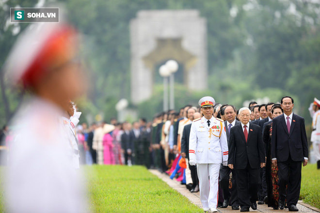 Đại biểu Quốc hội viếng Chủ tịch Hồ Chí Minh - Ảnh 4.