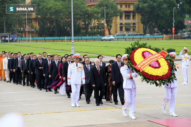 Đại biểu Quốc hội viếng Chủ tịch Hồ Chí Minh - Ảnh 6.