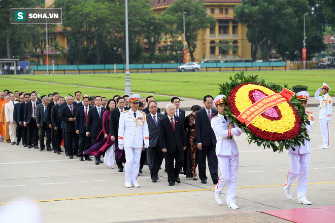 Đại biểu Quốc hội viếng Chủ tịch Hồ Chí Minh - Ảnh 6. Đại biểu Quốc hội viếng Chủ tịch Hồ Chí Minh 6
