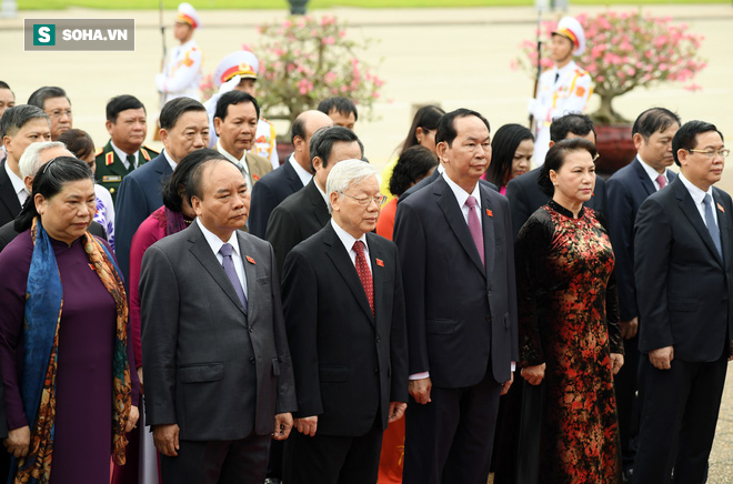 Đại biểu Quốc hội viếng Chủ tịch Hồ Chí Minh 8