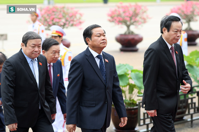 Đại biểu Quốc hội viếng Chủ tịch Hồ Chí Minh - Ảnh 9.