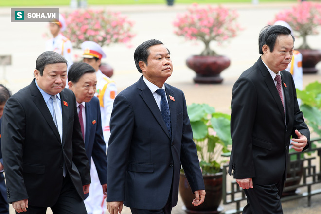 Đại biểu Quốc hội viếng Chủ tịch Hồ Chí Minh - Ảnh 9. Đại biểu Quốc hội viếng Chủ tịch Hồ Chí Minh 9