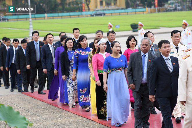 Đại biểu Quốc hội viếng Chủ tịch Hồ Chí Minh - Ảnh 10.