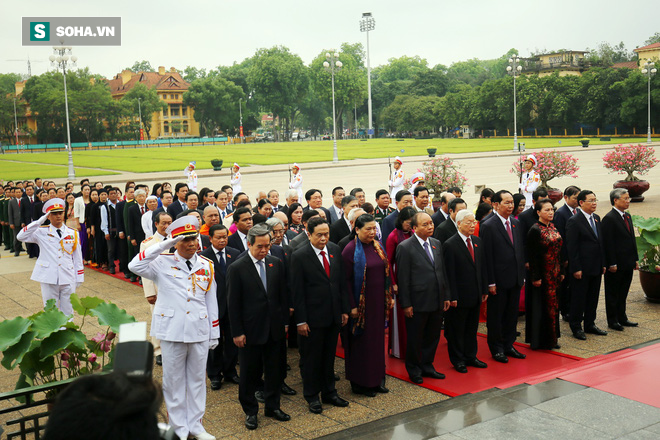 Đại biểu Quốc hội viếng Chủ tịch Hồ Chí Minh 7