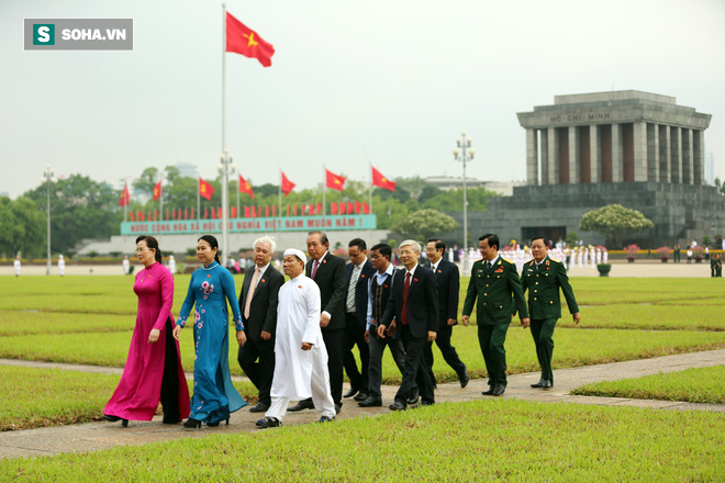 Đại biểu Quốc hội viếng Chủ tịch Hồ Chí Minh - Ảnh 13.