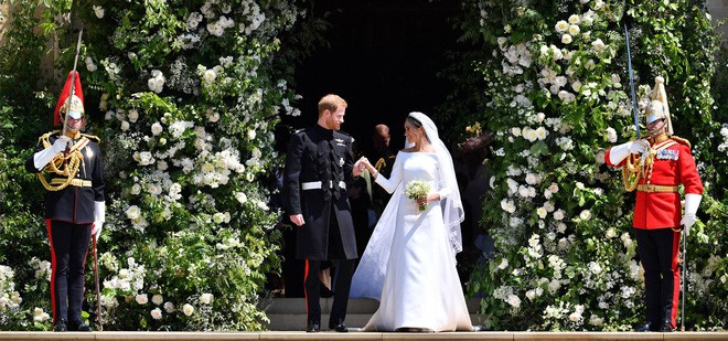 Cư dân mạng phát hiện ra một khoảnh khắc đám cưới hoàng gia Anh giống hệt trong phim Lọ Lem của Disney - Ảnh 1.