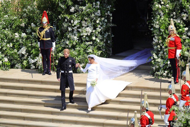 Cư dân mạng phát hiện ra một khoảnh khắc đám cưới hoàng gia Anh giống hệt trong phim Lọ Lem của Disney - Ảnh 2.