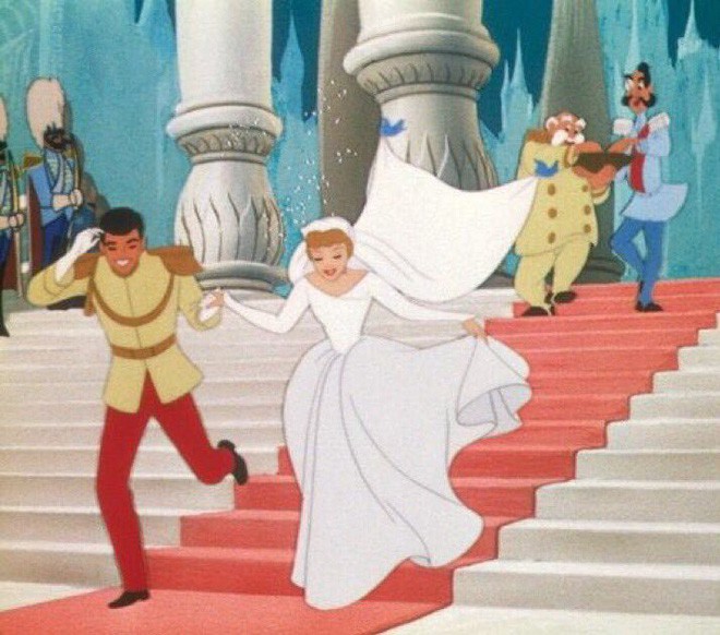 Cư dân mạng phát hiện ra một khoảnh khắc đám cưới hoàng gia Anh giống hệt trong phim Lọ Lem của Disney - Ảnh 3.