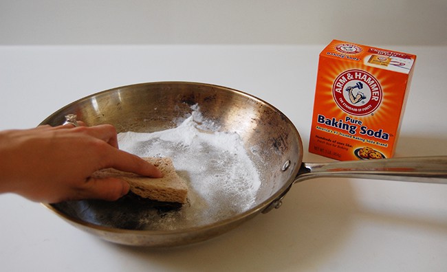 5 cách làm sạch vết bẩn ở xoong, nồi từ những nguyên liệu rẻ tiền sẵn có trong bếp - Ảnh 5. 5 cách làm sạch vết bẩn ở xoong, nồi từ những nguyên liệu rẻ tiền sẵn có trong bếp 5