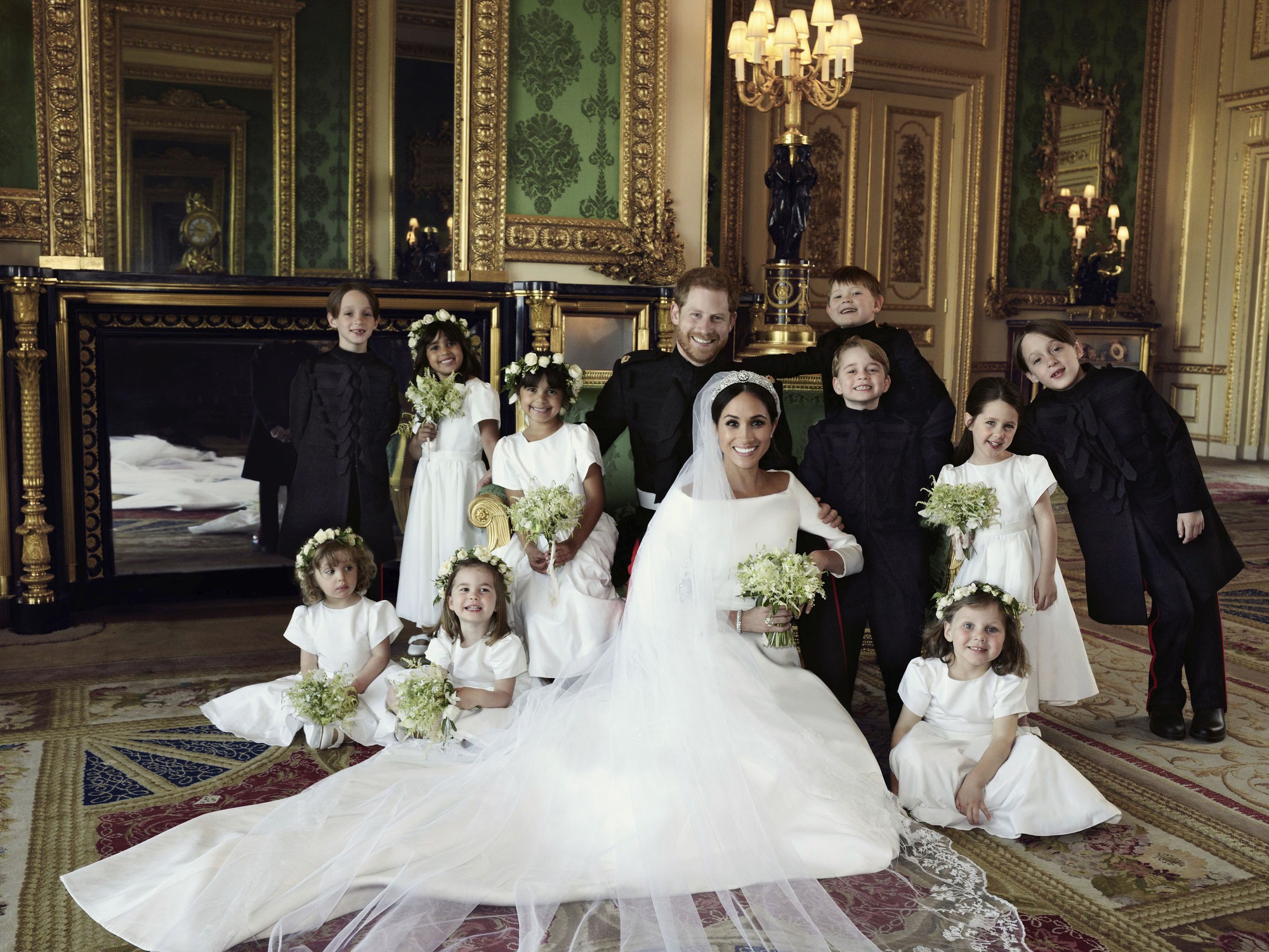 Hoàng gia Anh chính thức công bố ảnh cưới tuyệt đẹp của Hoàng tử Harry và Công nương Meghan - Ảnh 2.