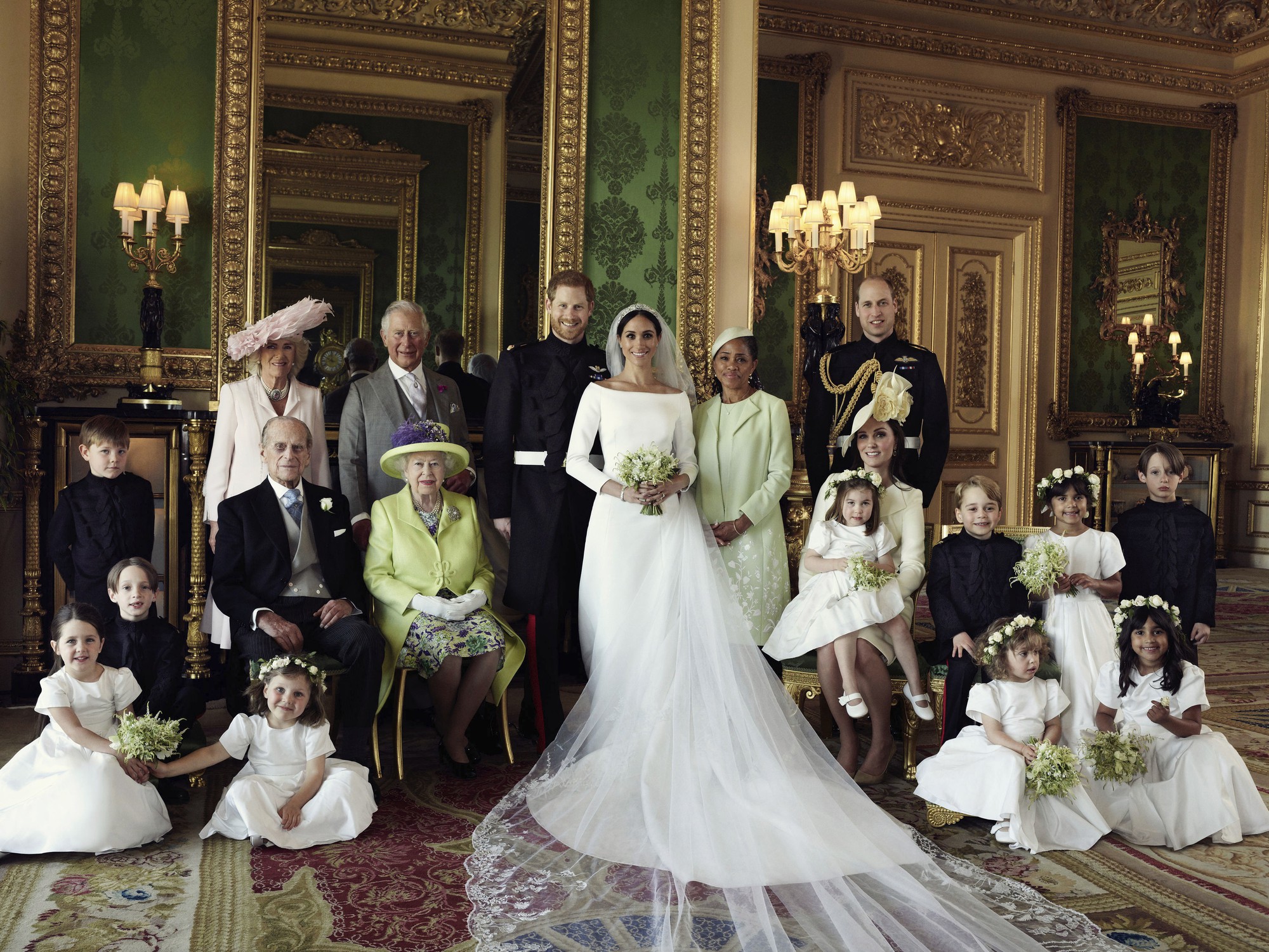 Hoàng gia Anh chính thức công bố ảnh cưới tuyệt đẹp của Hoàng tử Harry và Công nương Meghan - Ảnh 3.