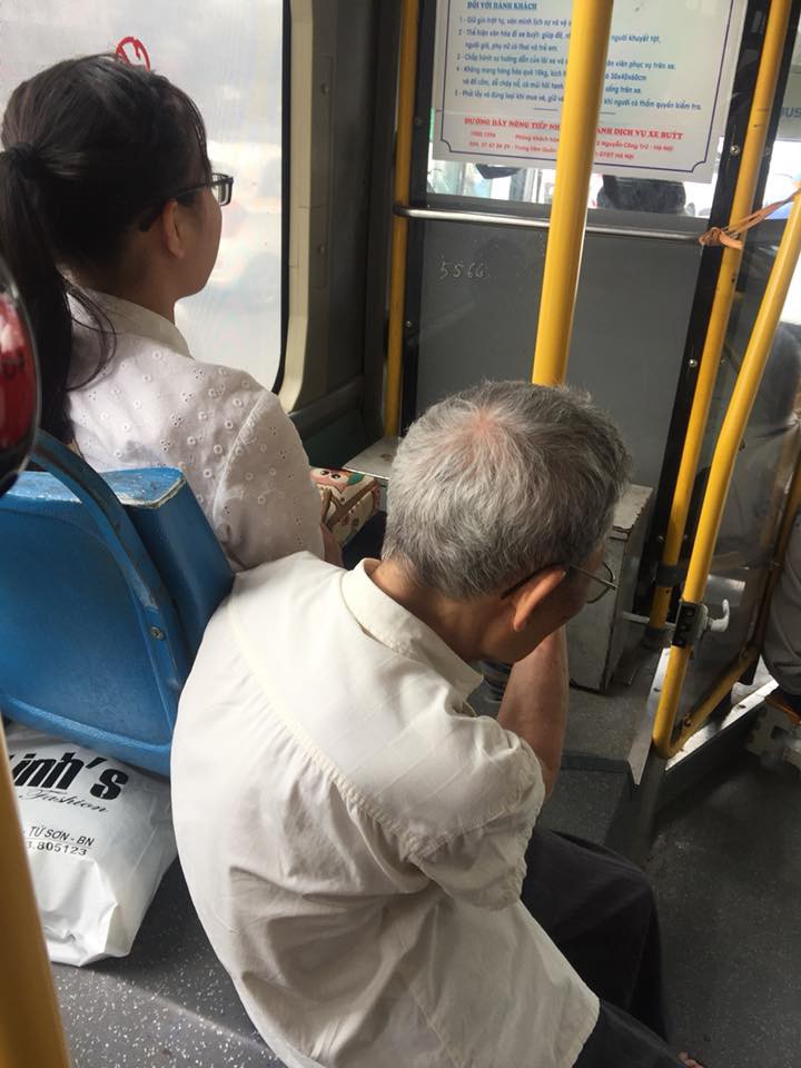 Bức ảnh cô gái không nhường ghế xe bus cho cụ ông gây tranh cãi trên MXH - Ảnh 1.