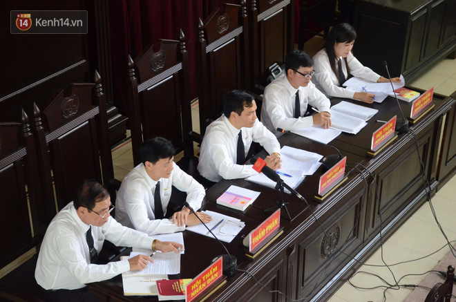 Nghe tòa công bố lời khai của nguyên giám đốc Trương Quý Dương, bác sĩ Lương đứng dậy phản đối - Ảnh 2. Nghe tòa công bố lời khai của nguyên giám đốc Trương Quý Dương, bác sĩ Lương đứng dậy phản đối 2