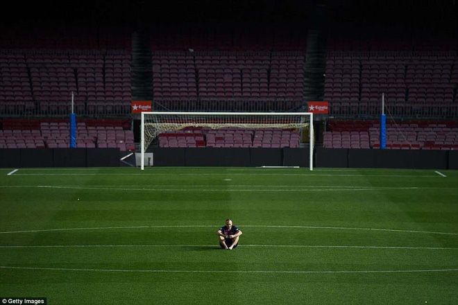 Khoảnh khắc Iniesta ngồi một mình ở Nou Camp lúc 1h sáng gây xúc động - Ảnh 2.