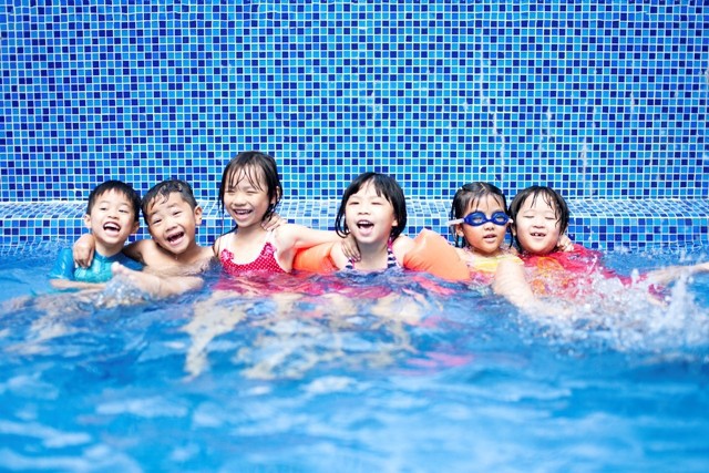 Hành động tưởng chẳng có gì nghiêm trọng ở bể bơi có thể khiến trẻ bị xâm hại tình dục mà cha mẹ không hề hay biết - Ảnh 1. Hành động tưởng 'chẳng có gì nghiêm trọng' ở bể bơi có thể khiến trẻ bị xâm hại tình dục mà cha mẹ không hề hay biết 1