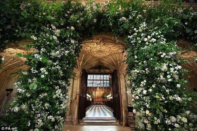 Toàn bộ hoa trang trí hôn lễ của Hoàng tử Harry và Công nương Meghan đã dùng cho việc ý nghĩa này - Ảnh 3.
