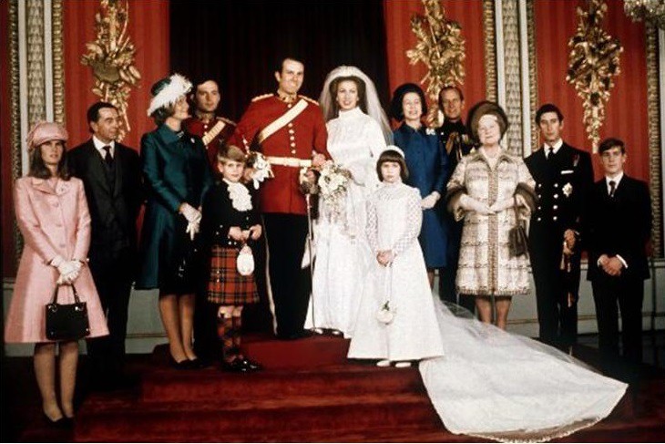 Những chiếc váy cưới đẹp nhất và đi vào lịch sử của Hoàng gia Anh - Ảnh 4.