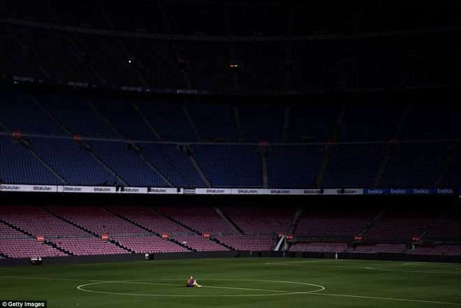 Khoảnh khắc Iniesta ngồi một mình ở Nou Camp lúc 1h sáng gây xúc động - Ảnh 4.