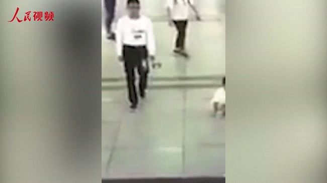 Trung Quốc: Nam thanh niên bất ngờ đá cậu bé 4 tuổi bay xa cả mét khiến dư luận phẫn nộ - Ảnh 2.