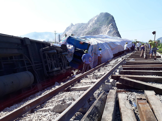 Mới nhất từ hiện trường tai nạn tàu hỏa: Hơn 2000 khách bị ảnh hưởng, gấp rút sửa đường ray - Ảnh 3.
