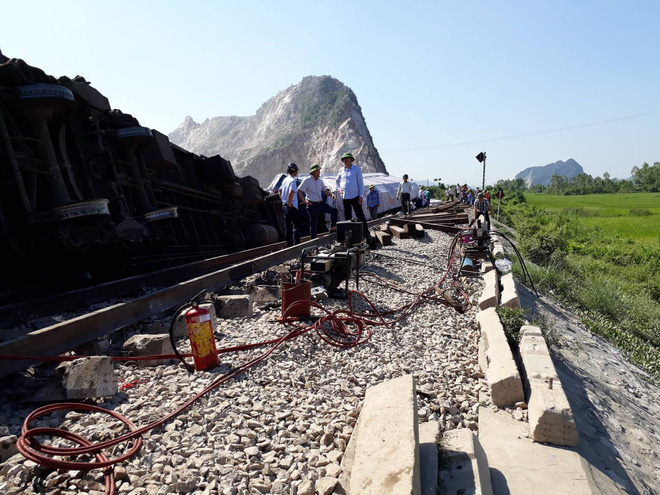 Mới nhất từ hiện trường tai nạn tàu hỏa: Hơn 2000 khách bị ảnh hưởng, gấp rút sửa đường ray - Ảnh 7.