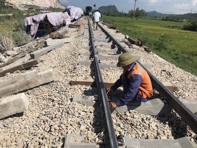 Thông tuyến đường sắt Bắc Nam sau vụ lật tàu ở Thanh Hóa - Ảnh 3.