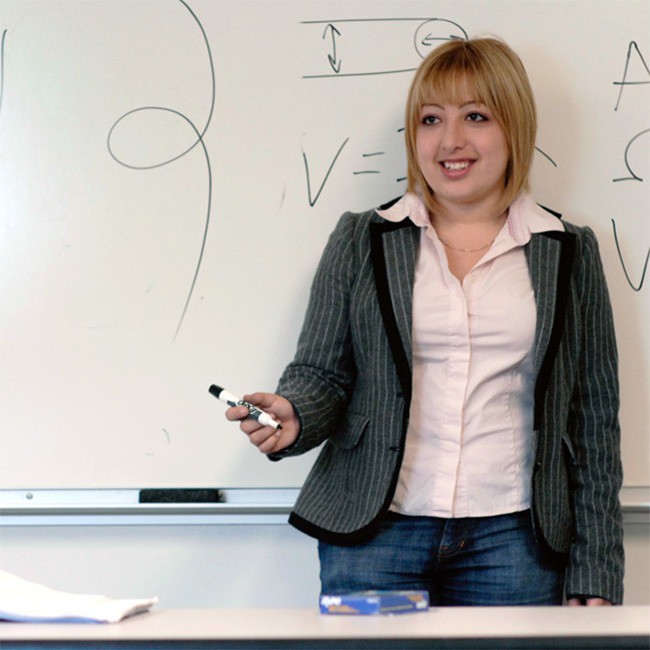 Nữ giáo sư trẻ nhất Thế giới: 10 tuổi vào Đại học, chưa tròn 20 tuổi đã thành giáo sư - Ảnh 2.