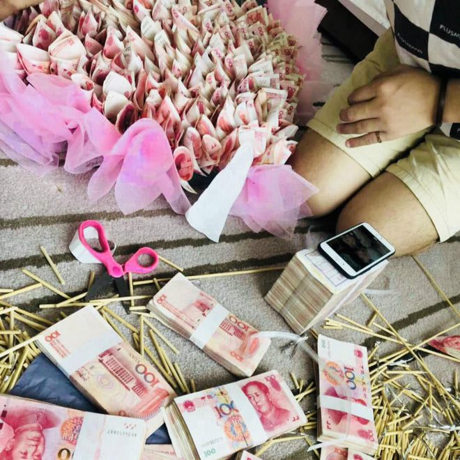 Trung Quốc: Nam thanh niên chơi trội tặng bạn gái bó hoa hơn 1 tỷ đồng làm từ 334 nghìn tờ tiền thật 2