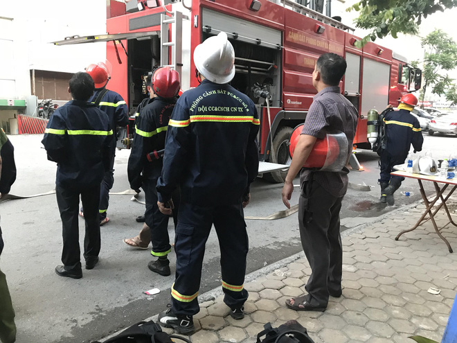 Cháy chung cư ở Hà Đông, kính vỡ rơi từ tầng 18 xuống đường - Ảnh 2. Cháy chung cư ở Hà Đông, kính vỡ rơi từ tầng 18 xuống đường 2