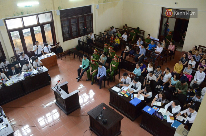Nữ luật sư bào chữa bác sĩ Hoàng Công Lương bật khóc giữa toà: Tôi uất ức vì công lý không được thực thi - Ảnh 1. Nữ luật sư bào chữa bác sĩ Hoàng Công Lương bật khóc giữa toà: 'Tôi uất ức vì công lý không được thực thi' 1