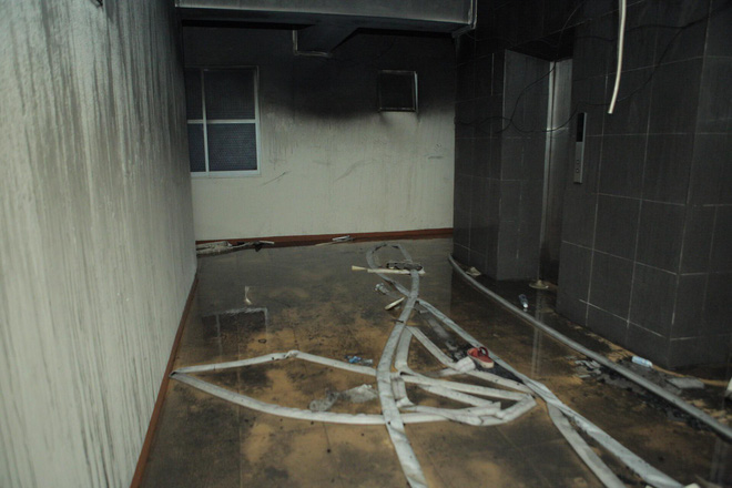 Cảnh tan hoang bên trong căn nhà cháy tại tầng 18 chung cư ở Hà Đông - Ảnh 5.