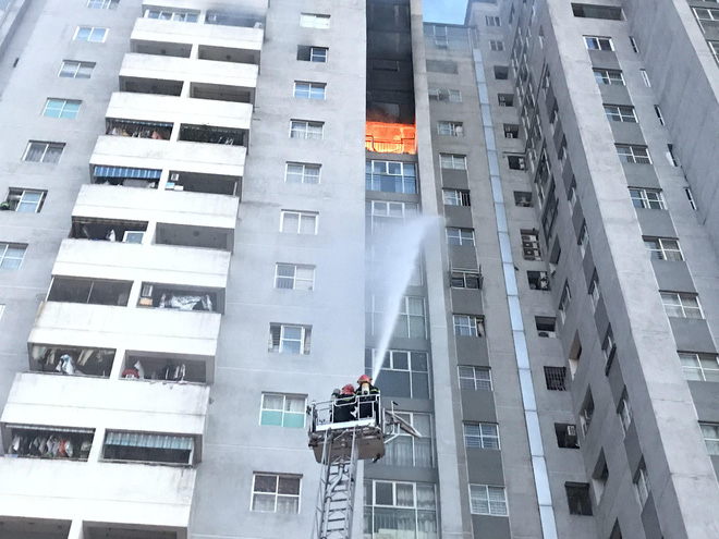 Cháy chung cư ở Hà Đông, kính vỡ rơi từ tầng 18 xuống đường - Ảnh 1.