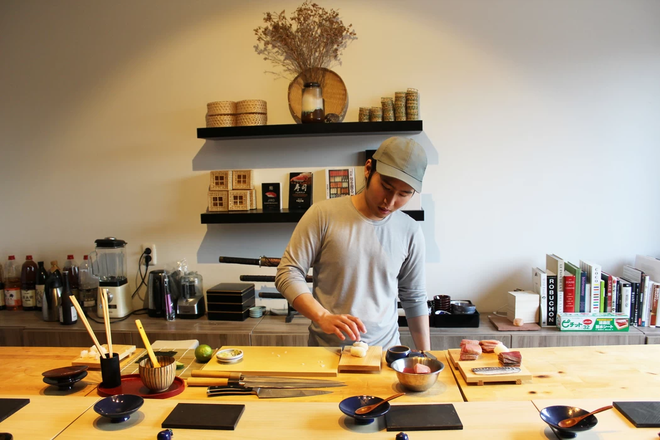Tự mở nhà hàng Nhật trong phòng kí túc, anh chàng 21 tuổi khiến giới sành ăn ở Amsterdam phải ngỡ ngàng - Ảnh 2.