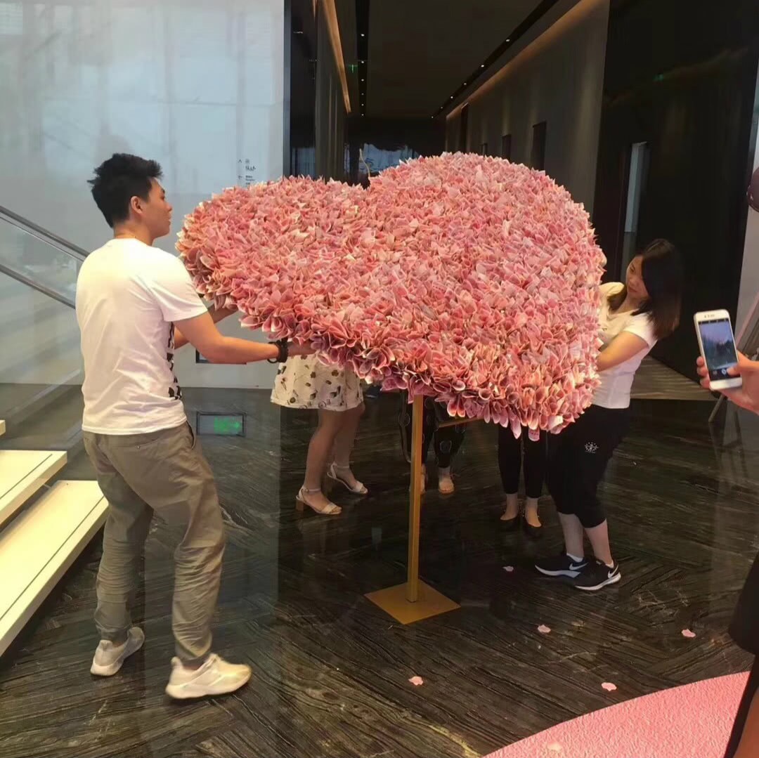 Trung Quốc: Nam thanh niên chơi trội tặng bạn gái bó hoa hơn 1 tỷ đồng làm từ 334 nghìn tờ tiền thật - Ảnh 3.