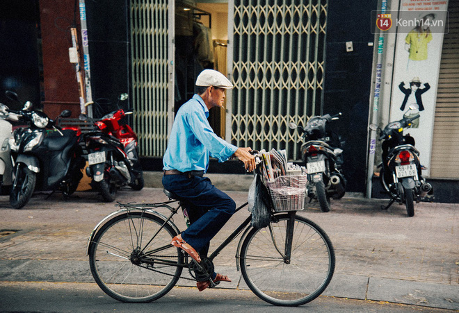 Người đàn ông giao báo bằng xe đạp cuối cùng ở Sài Gòn: Vội làm gì giữa cuộc đời hối hả - Ảnh 4.