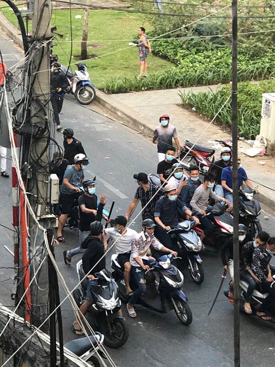 Vụ 30 thanh niên cầm mã tấu truy sát ở Sài Gòn: Bắt giam 5 đối tượng - Ảnh 2.