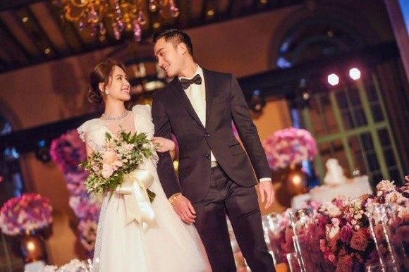 Hình ảnh cô dâu Chung Hân Đồng cười rạng rỡ trong đám cưới cùng hôn phu kém tuổi khiến fan rưng rưng vì xúc động - Ảnh 1.