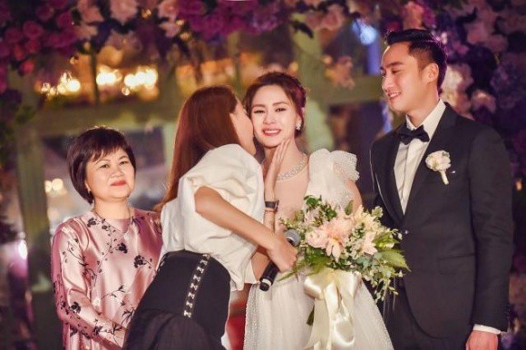 Hình ảnh cô dâu Chung Hân Đồng cười rạng rỡ trong đám cưới cùng hôn phu kém tuổi khiến fan rưng rưng vì xúc động - Ảnh 5.