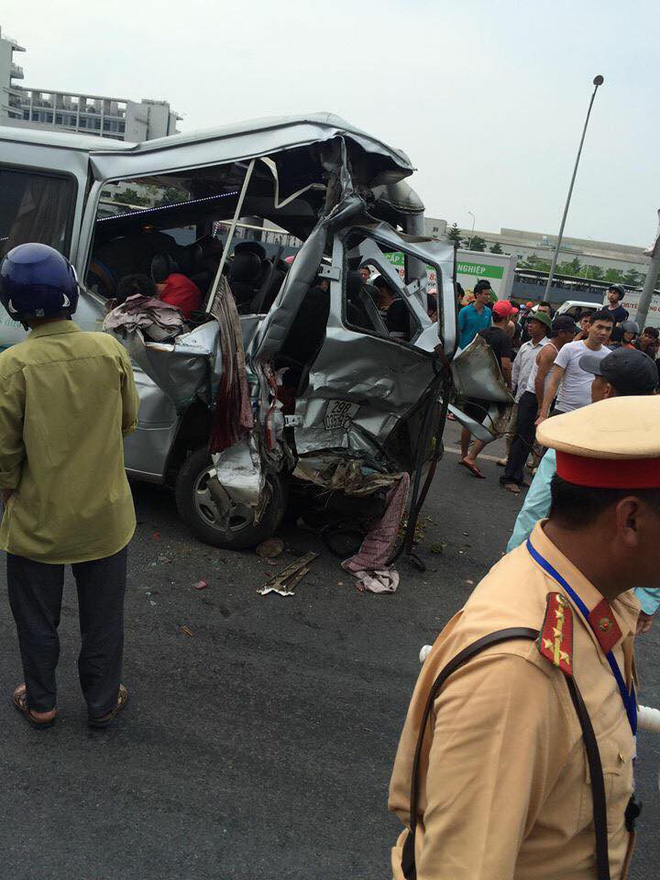 Tai nạn giao thông ở Bắc Giang: Phần đuôi xe khách bị biến dạng.